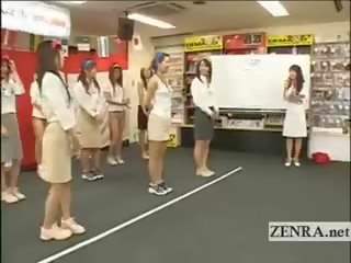 Japonia employees juca o joc cu coaie și ciorapi