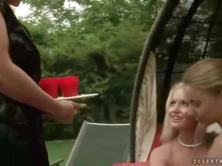 Dva přítelkyně punishing enticing blondýnka