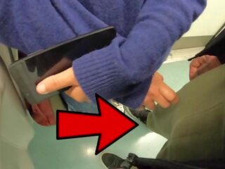 Unknown vrouw aanraken mijn prik in subway