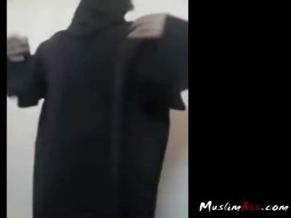 Muçulmano mulher exposes dela gorda cu