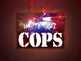 اللعنة ال شرطة - قزم شقراء أبيض محبوب cops raid محلي stash منزل و seize custody من كبير أسود قضيب إلى سخيف