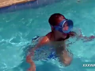 Exceptional ruskeaverikkö hieno nainen karamelli swims vedenalainen