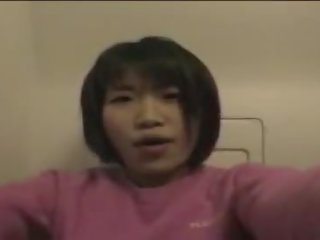 Японська adolescent мастурбує в airplane ванна кімната